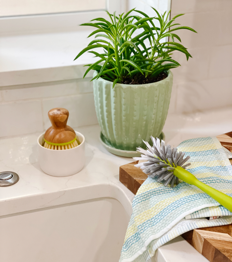 Full Circle Suds Up Soap-Dispensing Dish Brush - Green